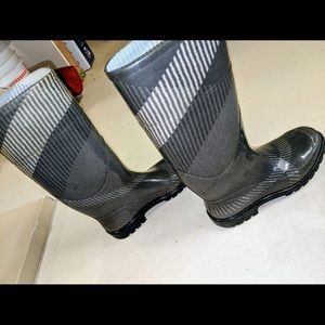 Vintage Burberry rainboots with original box.